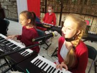 dziewczynka śpiewająca i grająca na keyboardzie